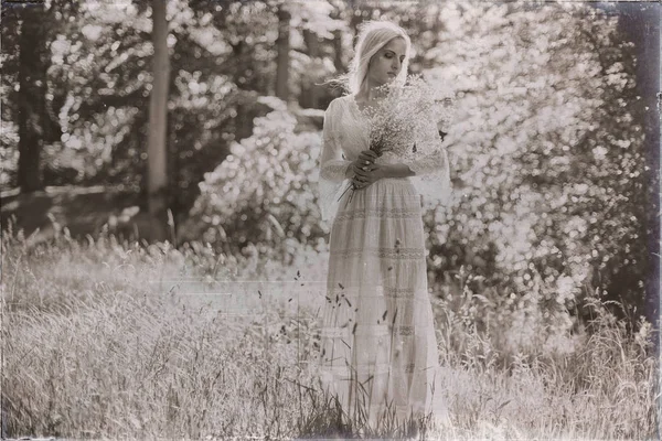  Hippi gelin holding beyaz çiçekler 