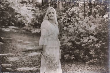 Ormandaki beyaz elbiseli gülümseyen gelin