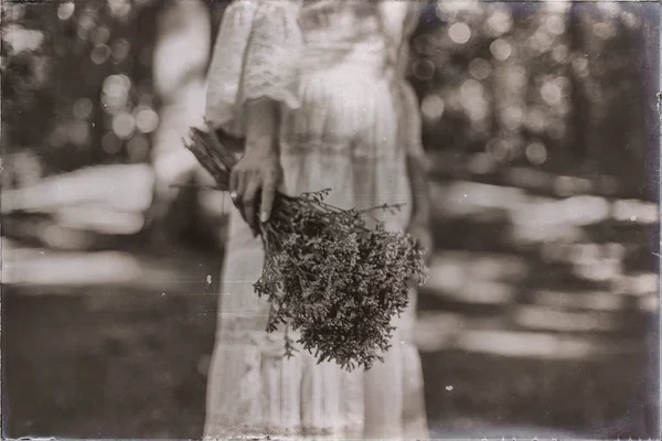 çiçek tutan gelinin el