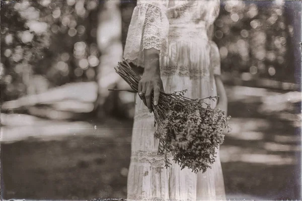 Ręka trzyma Kwiaty Panna Młoda — Zdjęcie stockowe