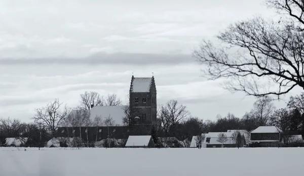 Old dutch village med kyrktornet — Stockfoto