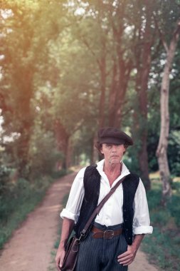 Victoria tarzı adam şapka giymiş. 