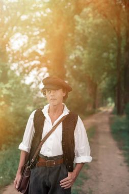 Victoria tarzı adam şapka giymiş. 