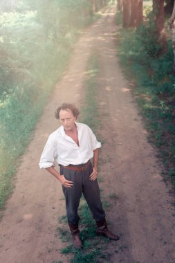 Victoria tarzı giyinmiş adam