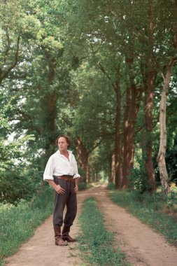 Victoria tarzı giyinmiş adam