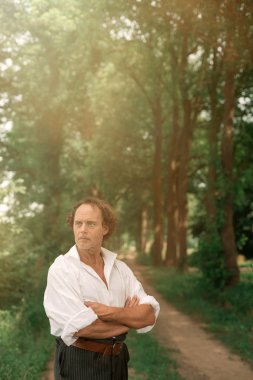 Victoria tarzı giyinmiş adam