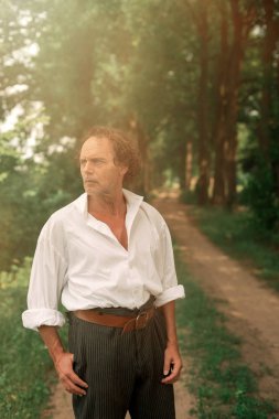 Victoria tarzı giyinmiş adam