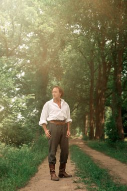 Victoria tarzı giyinmiş adam