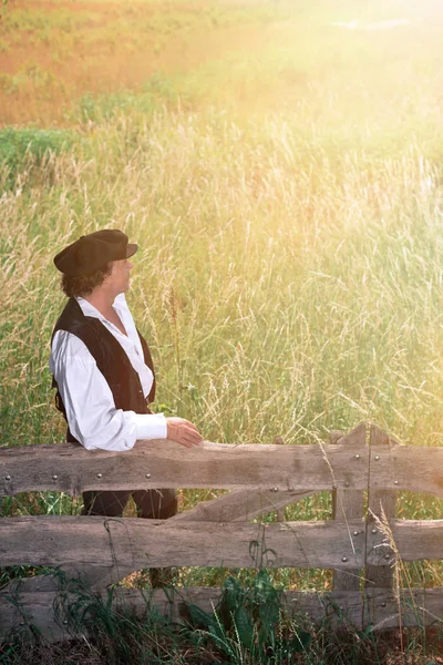 Muž opírající se o dřevěný plot — Stock fotografie