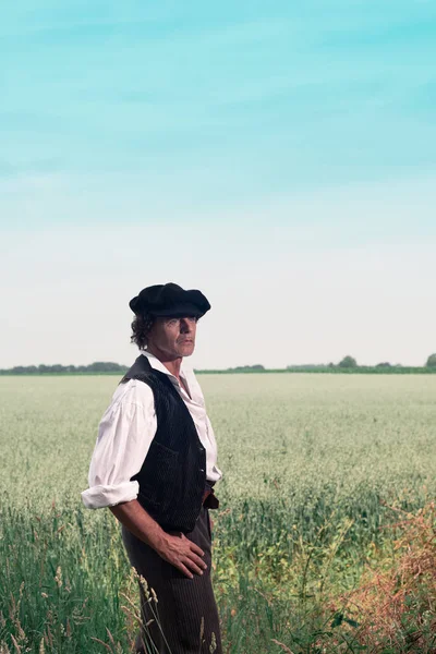 Człowiek na wiejskich pola — Zdjęcie stockowe