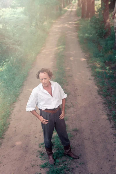 Victoria tarzı giyinmiş adam