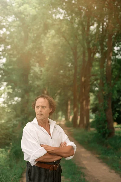 Victoria tarzı giyinmiş adam