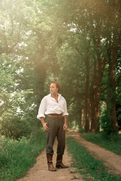 Victoria tarzı giyinmiş adam