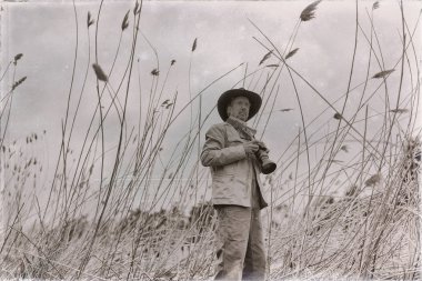 Doğa fotoğrafçısı ile fotoğraf makinesi