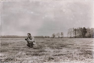 doğa fotoğrafçısı holding kamera