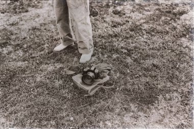 Deri çanta yanında duran adam 