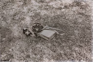 Deri çanta ile eldiven ve fotoğraf makinesi