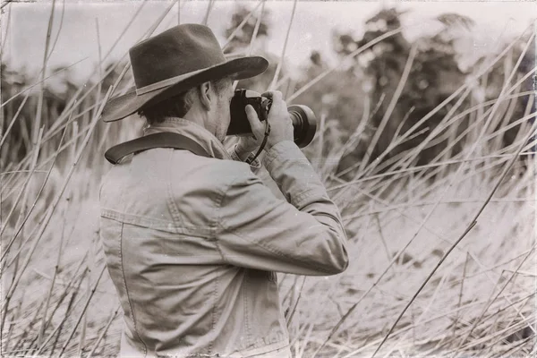 Homme avec chapeau photographiant la nature — Photo