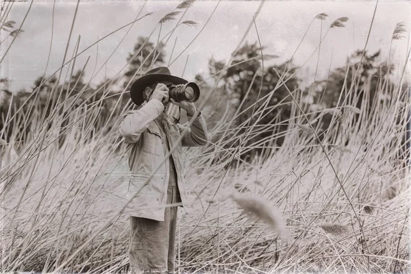 Homem com chapéu fotografando natureza — Fotografia de Stock