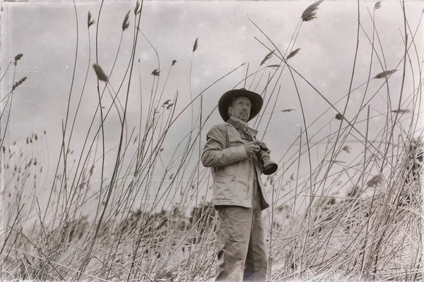 Doğa fotoğrafçısı ile fotoğraf makinesi