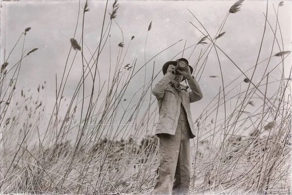 Muž s kloboukem, fotografování přírody — Stock fotografie
