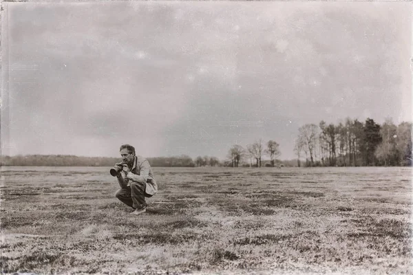 doğa fotoğrafçısı holding kamera