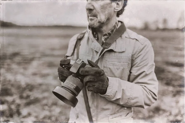 Photographe avec gants tenant la caméra — Photo