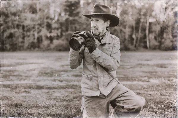 Explorer holding kamera — Stok fotoğraf