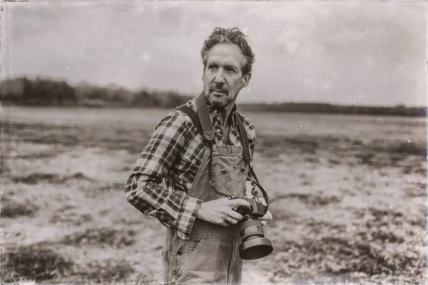 Fotografo naturalistico con macchina fotografica — Foto Stock