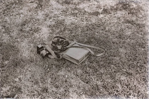 Deri çanta ile eldiven ve fotoğraf makinesi