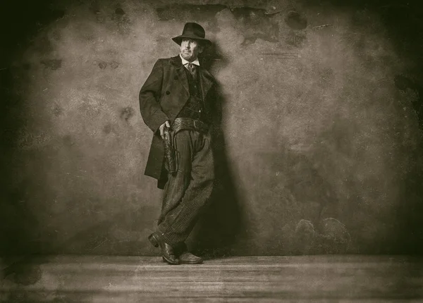 gizemli adam duvara yakın ayakta