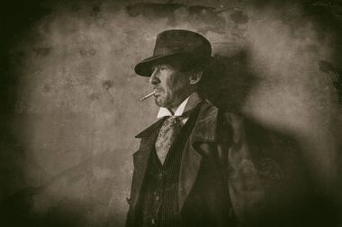 Sakallı adam sigara içiyor.