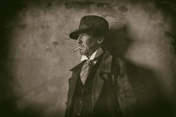 Sakallı adam sigara içiyor.