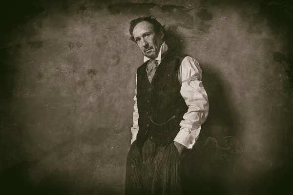Człowiek w odzież vintage, opierając się na ścianie — Zdjęcie stockowe