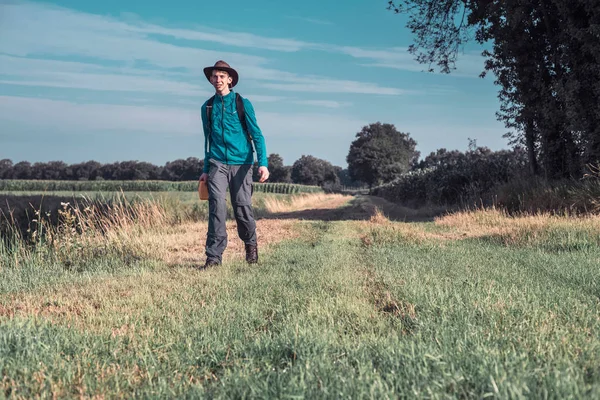 Kırsal kesimde yürüyüş şapkalı adam 