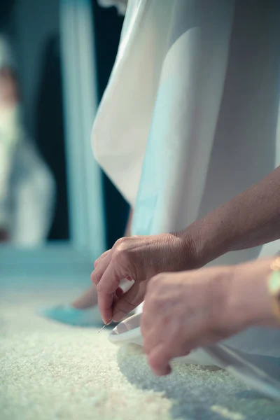 Mãos de costureira fazendo vestido — Fotografia de Stock