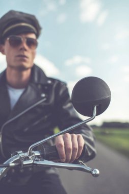kırsal kesimde sürme motosikletçi