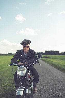 motosikletçi deri ceketli 