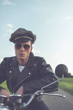 motosikletçi deri ceketli 