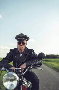 Motorcu duman Sigara 