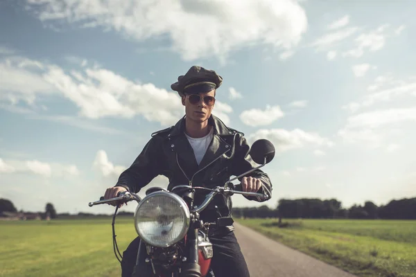 Kırsal kesimde sürme motosikletçi — Stok fotoğraf