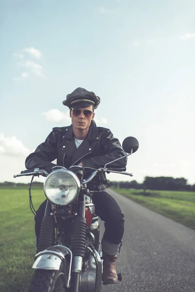 Motociclista in giacca di pelle — Foto Stock