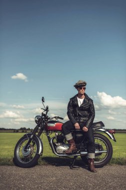 motosiklet üzerinde dinlenme motorcu 