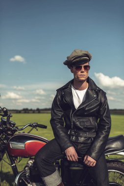 motosiklet üzerinde dinlenme motorcu 