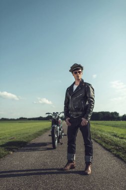 motosikletçi deri ceketli 