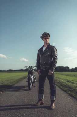 motosikletçi deri ceketli 