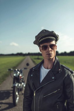 motosikletçi deri ceketli 