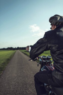 Vintage motosiklet binme motosikletçi