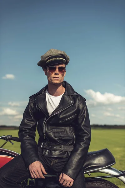 Biker resting on motorcycle — Stock Photo, Image