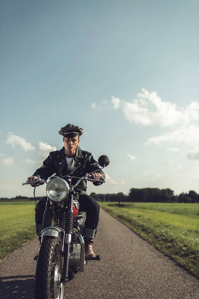 Motorrijder rijden op landweg — Stockfoto